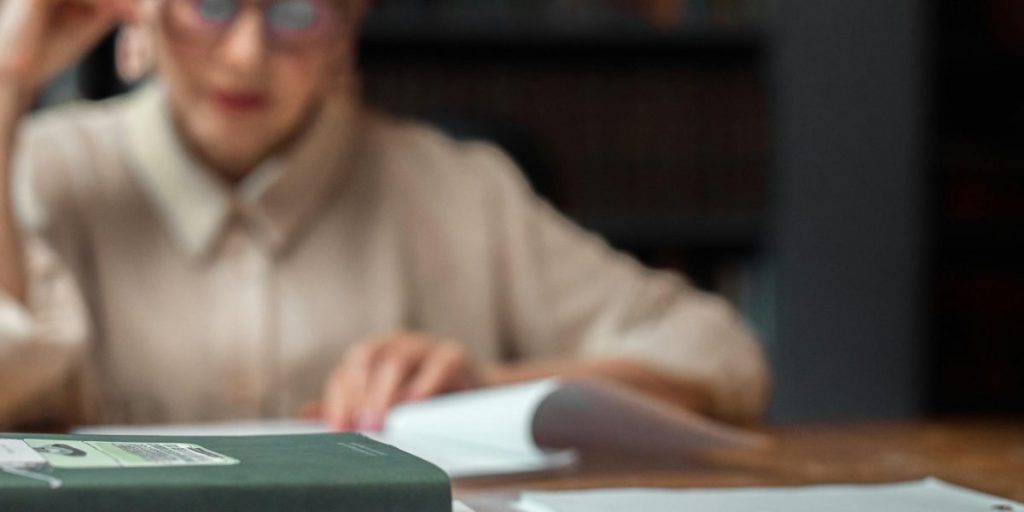 This article is a practical roadmap to Rebecca Yarros's books, aimed at readers who discovered her through Fourth Wing and want a clear path through her wider b...