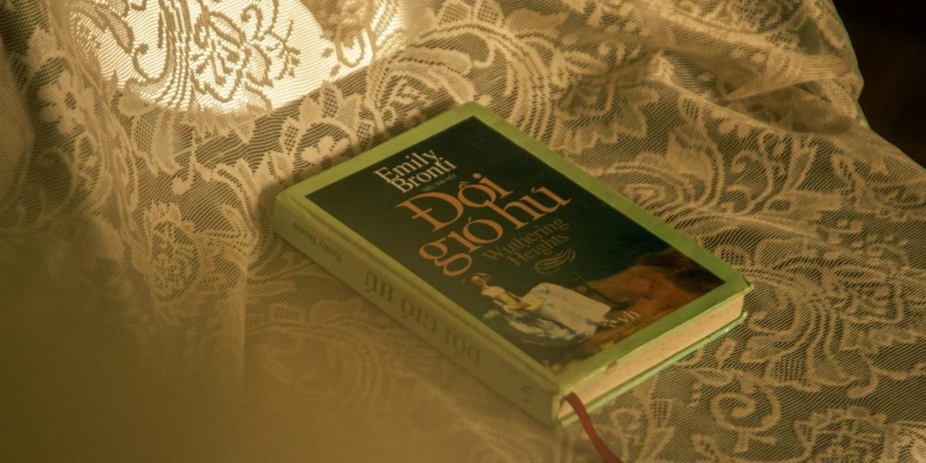 This guide explains the best way to read Julia Quinn's Bridgerton novels so you get the most emotional payoff and avoid spoilers. It recommends starting in publ...