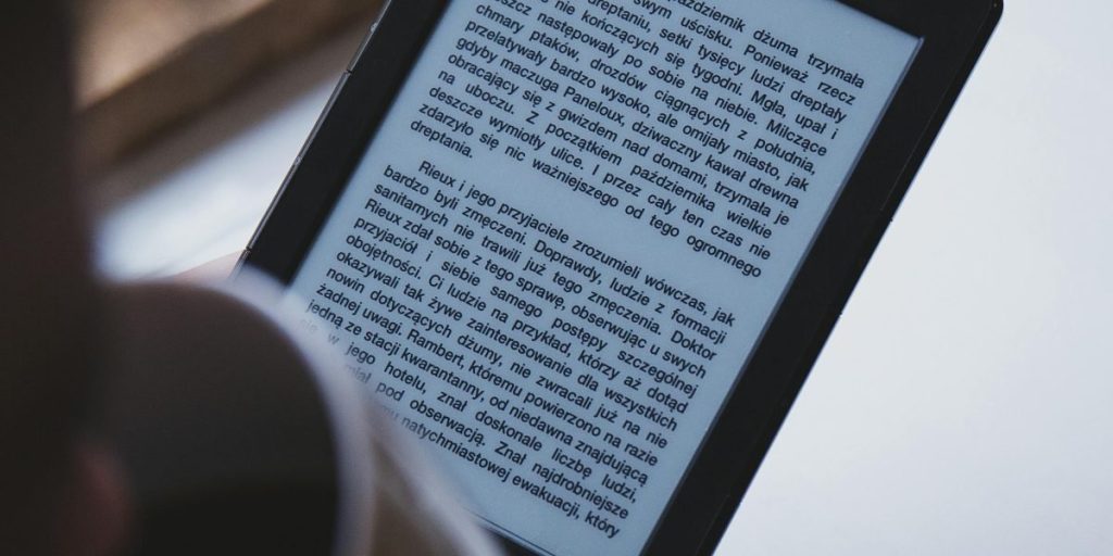 This guide teaches science‑fiction readers how to cut through the noise of the Amazon Kindle ecosystem and find books they'll actually enjoy. It explains the di...