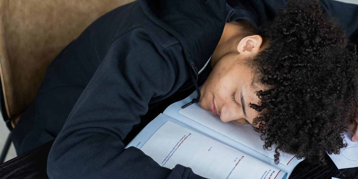 A student feeling overwhelmed by the vast number of study resources available for Class 9 Science.